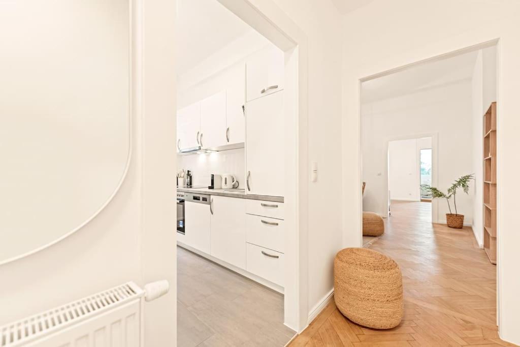 Cozy Apartment In Quiet Location, Fast Train Station 100M Away, Contactless Check-In Bécs Kültér fotó