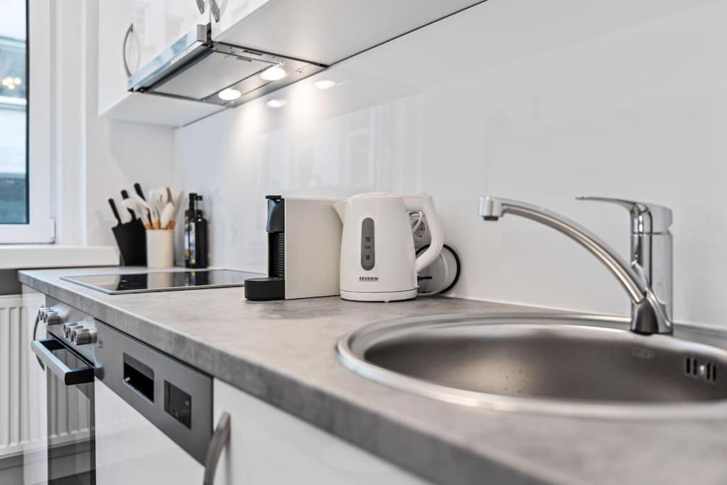 Cozy Apartment In Quiet Location, Fast Train Station 100M Away, Contactless Check-In Bécs Kültér fotó