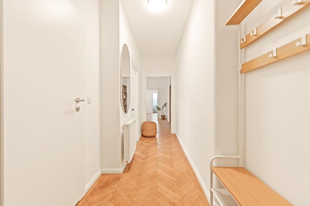 Cozy Apartment In Quiet Location, Fast Train Station 100M Away, Contactless Check-In Bécs Kültér fotó