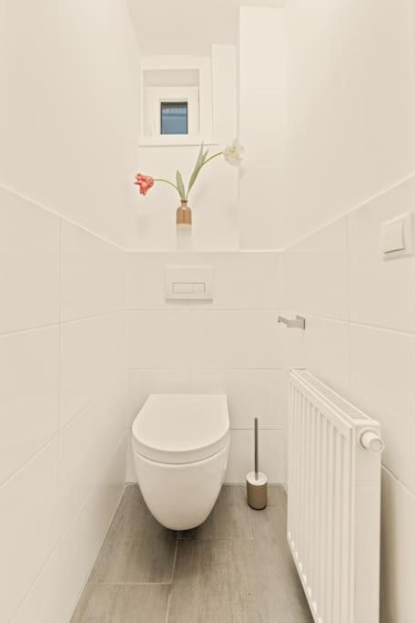 Cozy Apartment In Quiet Location, Fast Train Station 100M Away, Contactless Check-In Bécs Kültér fotó