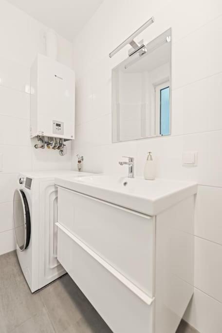 Cozy Apartment In Quiet Location, Fast Train Station 100M Away, Contactless Check-In Bécs Kültér fotó